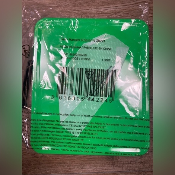 Sesame Street Vintage Style Metal clasp lunchbox - Picture 3 of 5